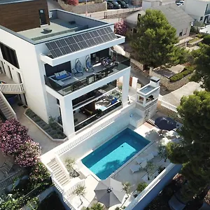 luxury-beachfront-villa-carlisa.hotels-in-trogir.com/